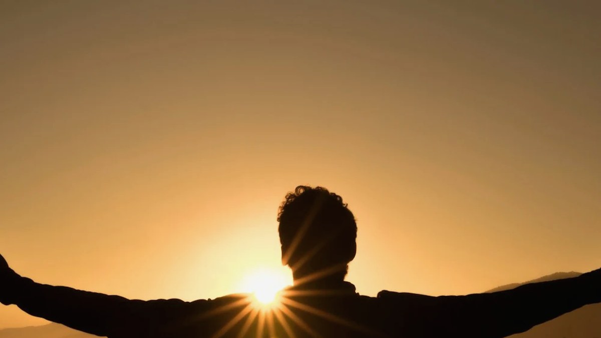 Clean Girl Makeup for Sensitive Skin: My Low-Irritation Everyday Look photographed in warm natural light